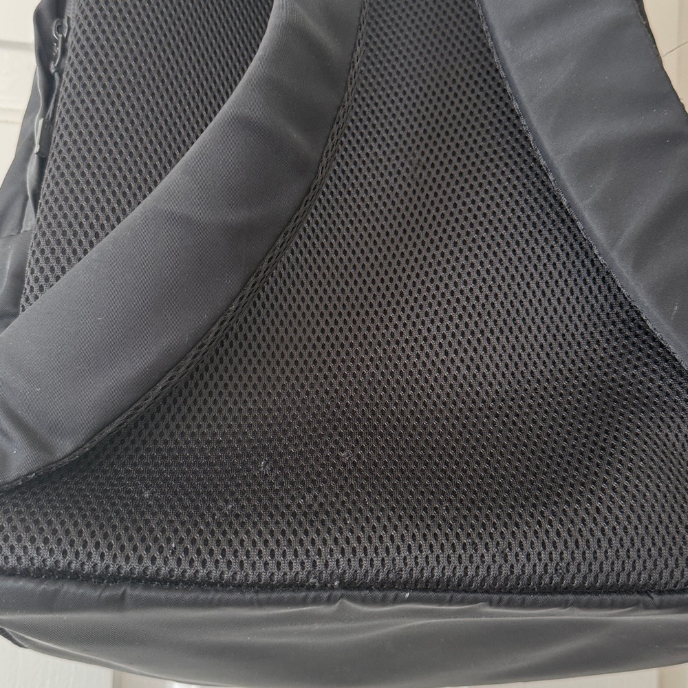 Lululemon Everywhere Backpack in 17L in Black - Picture 12 of 17
